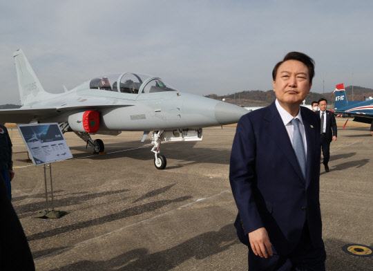 윤석열 대통령이 지난 24일 경남 사천시 한국항공우주산업(KAI)을 방문, FA-50 경공격기 등을 살펴본 뒤 이동하고 있다. 연합뉴스